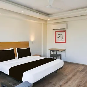 *** Hotel Townhouse Sector 57 Near Hong Kong Bazaar India
